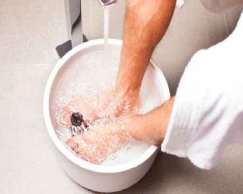 sử dụng nước nóng ngâm chân sử dụng nước nóng ngâm chân